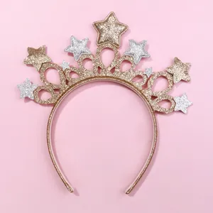 Dettaglio del cerchietto a corona con stelle in paillettes oro e argento su sfondo rosa