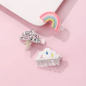 Détail de barrettes arc-en-ciel et nuage à paillettes pour fillettes et bébés