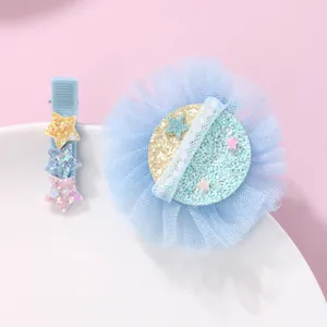 Fermagli per capelli con pizzo a rete blu e stelle glitterate su piatto bianco