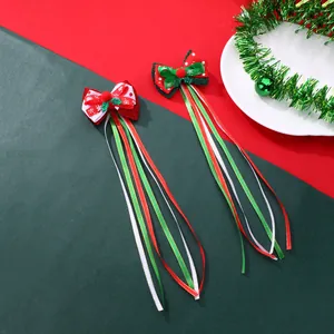 Détail de pinces à cheveux de Noël avec motifs de flocons et longs rubans colorés
