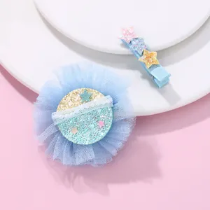 Fermagli per capelli con stelle e paillettes blu su vassoio rosa e bianco