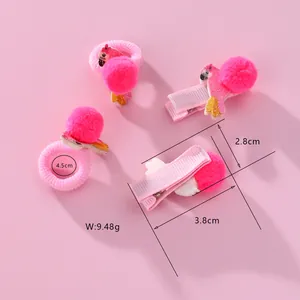 Detalle de dimensiones del set de horquillas y gomas de pelo de flamenco rosa con pompones