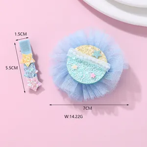 Dettaglio del fermaglio per capelli in tulle blu con stelle glitterate e misure del prodotto