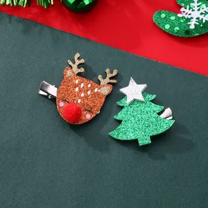 Détail de pinces à cheveux renne et sapin de Noël avec texture brillante et pailletée