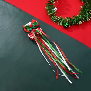 Vue détaillée d'un nœud papillon de Noël avec paillettes, pompons et rubans flocons
