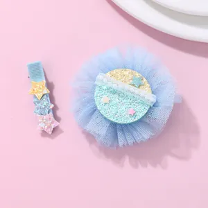 Dettaglio di fermaglio per capelli in rete blu con stelle di paillettes e pizzo per bimba