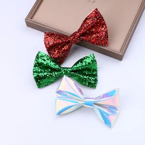 Gros plan de nœuds de Noël scintillants en rouge, vert et argent pour coiffure festive