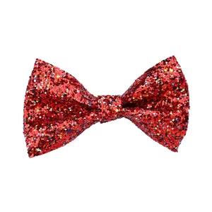 Détail macro d'un nœud papillon à paillettes rouges montrant la texture scintillante