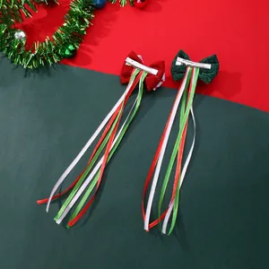Détail de pinces à cheveux de Noël avec nœuds rouges et verts et rubans scintillants