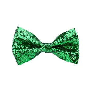 Gros plan d'un nœud papillon à paillettes vertes étincelantes pour fête de Noël