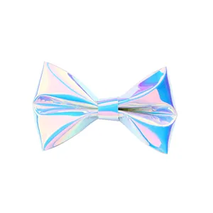 Vue détaillée d'un nœud papillon holographique aux reflets laser bleus et violets