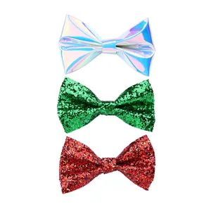Détails de trois nœuds papillons de Noël faits main aux couleurs festives rouge et vert