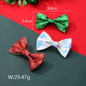 Vue détaillée de nœuds de Noël faits main avec des pinces crocodiles en métal robustes