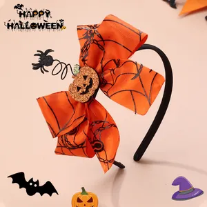 Λεπτομέρεια στέκας Halloween με πορτοκαλί φιόγκο αράχνης και γκλίτερ κολοκύθα