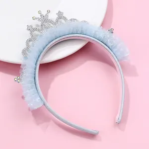 Dettaglio del cerchietto azzurro con tulle plissettato e strass lucenti per bambina