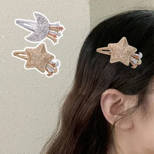 Vue détaillée du lot de barrettes à cheveux lune et étoile à paillettes avec sequins brillants