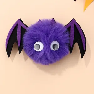 Detailansicht einer lila Plüsch Fledermaus Haarspange zu Halloween mit Kulleraugen