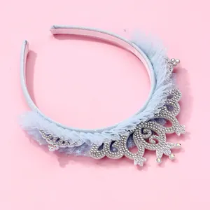 Cerchietto a corona da principessa in tulle azzurro con strass argentati su fondo rosa
