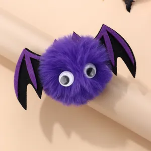 Detail von lila Plüsch-Halloween-Haarspange mit Fledermausflügeln und Kulleraugen