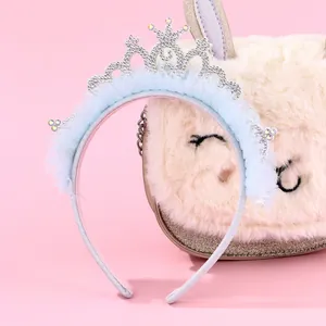 Dettaglio della fascia in pizzo azzurro con corona d'argento scintillante e perline chic