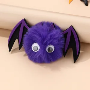 Detail der lila Plüsch-Fledermaus-Haarklammer mit großen Augen für Halloween-Partys