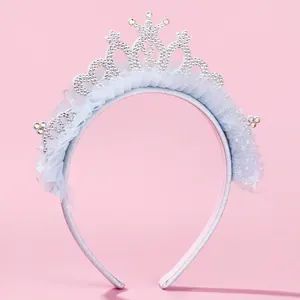 Elegante cerchietto per capelli con tulle azzurro e corona di strass su sfondo rosa