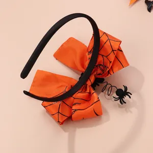 Στέκα Halloween με μεγάλο πορτοκαλί φιόγκο, ιστό αράχνης και τρισδιάστατη αράχνη