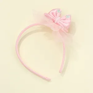 Cerchietto rosa con fiocco, pizzo a rete, ricamo a cuore e perle bianche per bambine