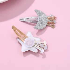 Barrettes BB lune et étoile à paillettes pour enfants sur fond rose tendre