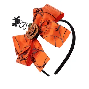 Λεπτομέρεια στέκας Halloween με πορτοκαλί φιόγκο, ιστό αράχνης και γυαλιστερή κολοκύθα