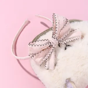 Roze kant haarband voor meisjes met antisliptextuur op een zachte decoratieve achtergrond