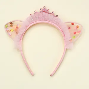 Dettaglio del cerchietto rosa con orecchie da gatto, mesh glitterato, pizzo e corona strass