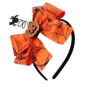 Στέκα Halloween με πορτοκαλί φιόγκο από πλέγμα, ιστό αράχνης και γυαλιστερή κολοκύθα