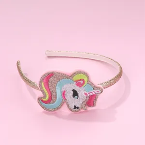 Detalle de diadema de unicornio con purpurina mostrando bordado y cinta antideslizante