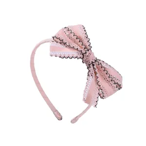 Zoete roze haarband voor meisjes met kanten strik en elegant uitgehold patroon