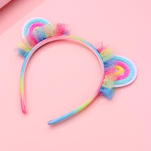 Détail d'un serre-tête oreilles de chat arc-en-ciel avec dentelle en maille pailletée