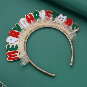 Détail du serre-tête pailleté avec lettres Merry Christmas et tulle étoilé