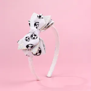Détail de serre-tête blanc pailleté avec ruban motif football et nœud étincelant chic