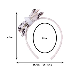 Serre-tête pailleté rose avec nœud foot montrant les dimensions 16,5 cm de hauteur et largeur