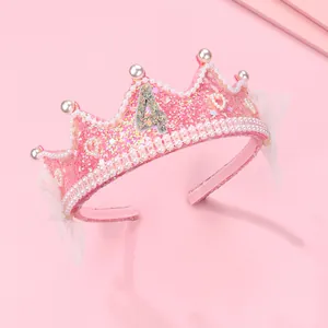 Détail d'un serre-tête couronne rose avec numéro 4, perles et nœuds en dentelle