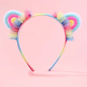 Détail d'un serre-tête oreilles de chat arc-en-ciel avec dentelle et paillettes
