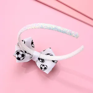 Détail d'un serre-tête à paillettes blanches avec un nœud décoratif imprimé football