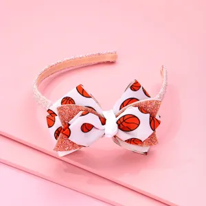 Détail d'un serre-tête rose pailleté avec nœud basket et picots antidérapants internes