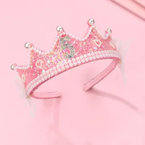Vue détaillée du serre-tête couronne rose avec chiffre 5 et perles pour fillettes