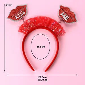 Dettaglio del cerchietto rosso glitterato Kiss Me con indicazione di dimensioni e peso