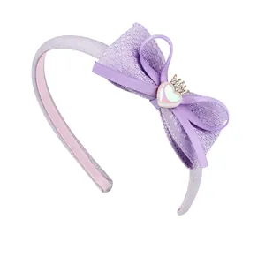 Détail du serre-tête pailleté violet avec gemme cœur et couronne sur grand nœud