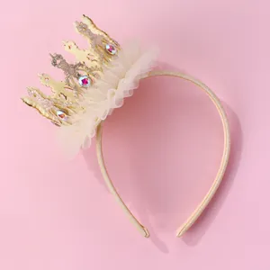 Vue détaillée du serre-tête couronne pailleté or champagne avec dentelle et joyaux