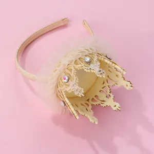 Détail d'un serre-tête couronne pour enfant avec dentelle blanche et strass colorés
