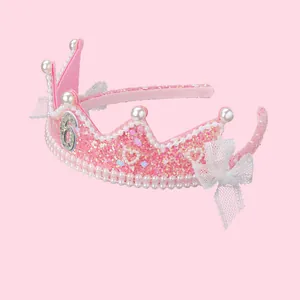 Détail du serre-tête couronne rose pailleté avec perles et nœud pour le 6ème anniversaire