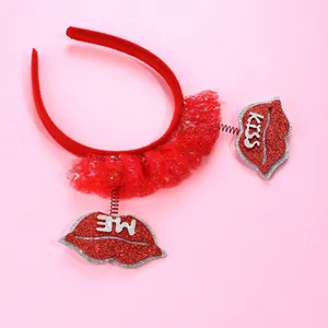 Dettaglio di labbra glitterate rosse con scritta KISS ME su un cerchietto in rete